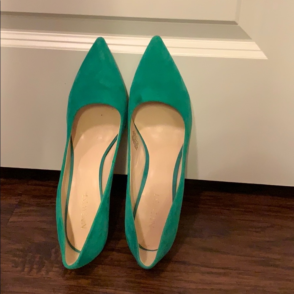 Nine West size 10 turquoise heels. Lightly worn.